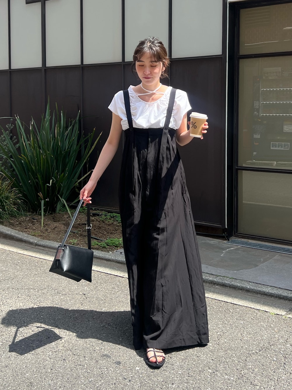 「大人カジュアル、最近のいい感じコーデ、リボン、モノトーン、フレアパンツ、春夏コーデ、シンプルコーデ、レイヤードスタイル、韓国ファッション、きれいめカジュアル、休日スタイル、大人女子、リラックススタイル、夏ファッション、大人かわいい」｜「CAPRICIEUX LE'MAGEのギャザーフレンチTシャツ（Tシャツ/カットソー、ホワイト系）」を使った、harunaさん（レディース・165cm）の春コーディネートの1枚目の写真