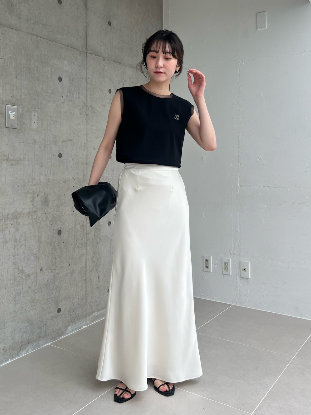 「モノトーン、サンダル、お出かけコーデ、デートコーデ、きれいめカジュアル、夏コーデ、ラクチンコーデ、初夏コーデ、オトナ女子、夏服、ゆるコーデ、大人かわいい、30代コーデ、きれいめコーデ、甘めカジュアル」｜「CAPRICIEUX LE'MAGEの1ポイントノースリーブTシャツ（Tシャツ/カットソー、ブラック系）」を使った、harunaさん（レディース・165cm）の春コーディネートの1枚目の写真