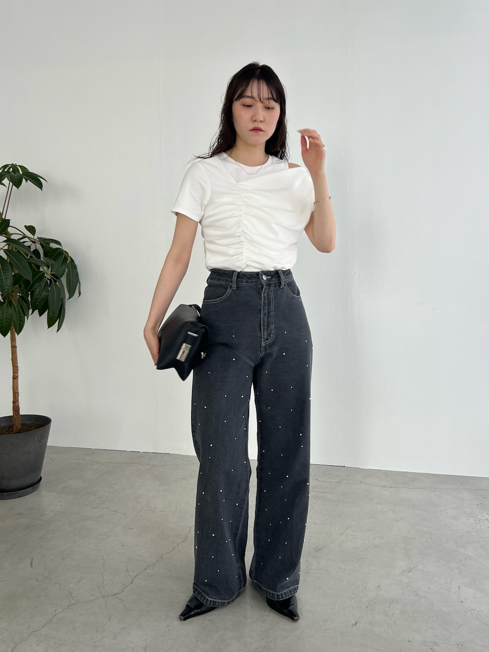 「最近のいい感じコーデ、モノトーン、大人カジュアル、春夏コーデ、シンプルコーデ、きれいめカジュアル、休日スタイル、大人女子、春、大人かわいい、カジュアルコーデ、夏ファッション、デニム」｜「CAPRICIEUX LE'MAGEのシルバードットデニム（デニムパンツ、ブラック系）」を使った、harunaさん（レディース・165cm）の春コーディネートの1枚目の写真