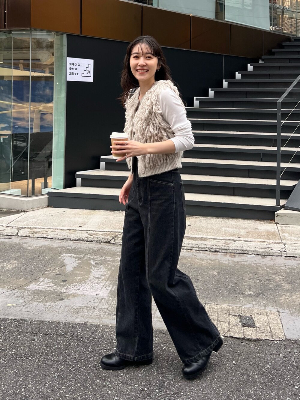 「最近のいい感じコーデ、きれいめカジュアル、ベスト、フリンジ、お出かけコーデ、デニム、カジュアル、シンプルコーデ」｜「CAPRICIEUX LE'MAGEのセンター切替デニム（デニムパンツ、ブラック系）」を使った、harunaさん（レディース・165cm）の秋コーディネートの1枚目の写真