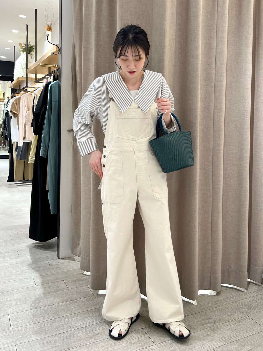「休日スタイル、オトナカジュアル、パンツスタイル、サロペット、オーバーオール、デニム、シャツスタイル、ストライプ、ホワイト、ホワイトコーデ、グルカサンダル、ワントーンコーデ」｜「CAPRICIEUX LE'MAGEのグルカサンダル（サンダル、ホワイト系）」を使った、harunaさん（レディース・165cm）の春コーディネートの1枚目の写真