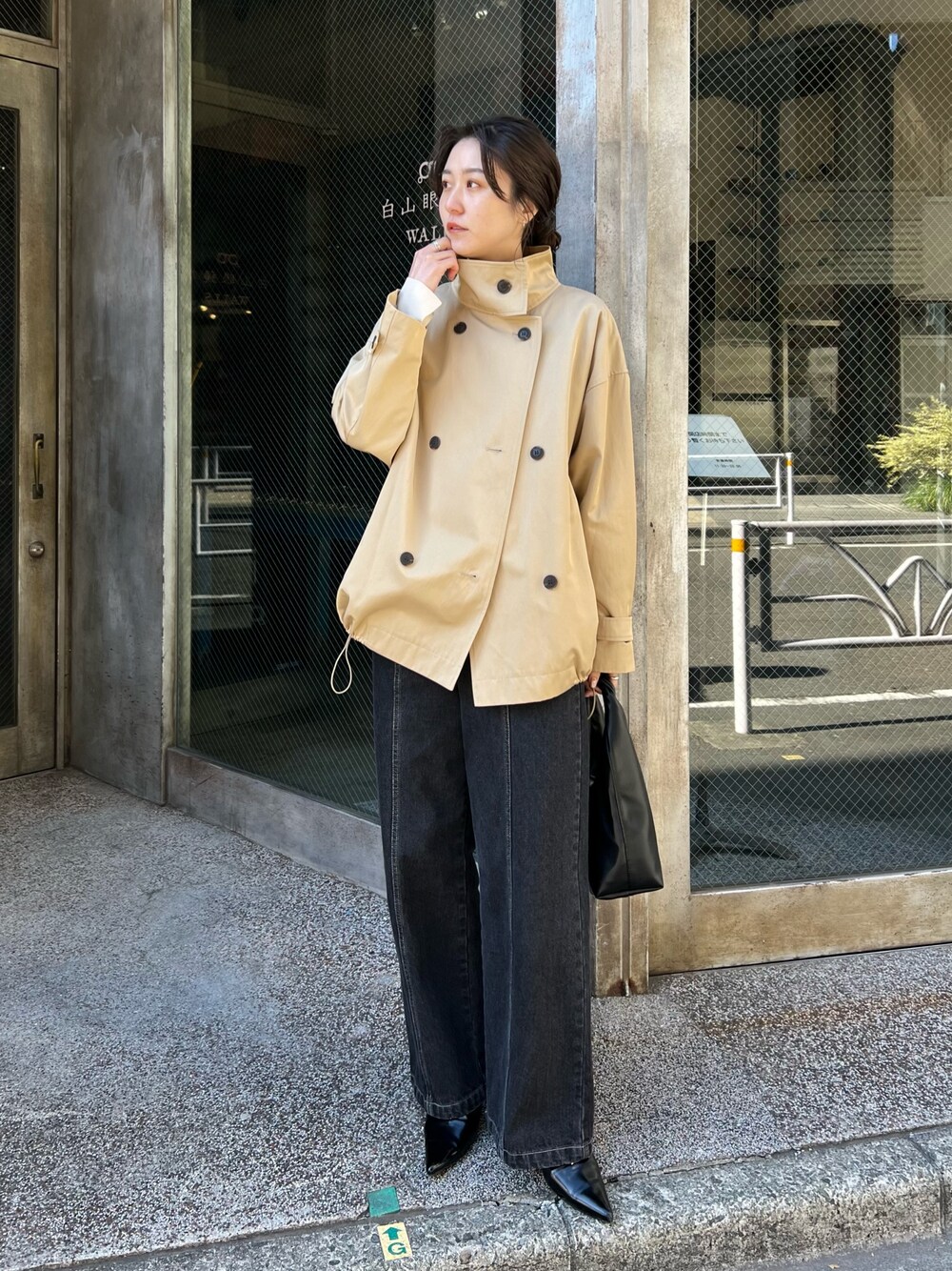「トレンチコート、ハーフコート、デニム、大人女子、ラフコーデ、大人可愛い、オトナカワイイ、レディースファッション、オトナカジュアル、きれいめカジュアル、カラーコーデ、パンツスタイル、骨格ナチュラル、お出かけコーデ、春コーデ」｜「CAPRICIEUX LE'MAGEの【サイズ展開あり】ミドルトレンチコート（その他アウター、ベージュ系）」を使った、harunaさん（レディース・165cm）の冬コーディネートの1枚目の写真