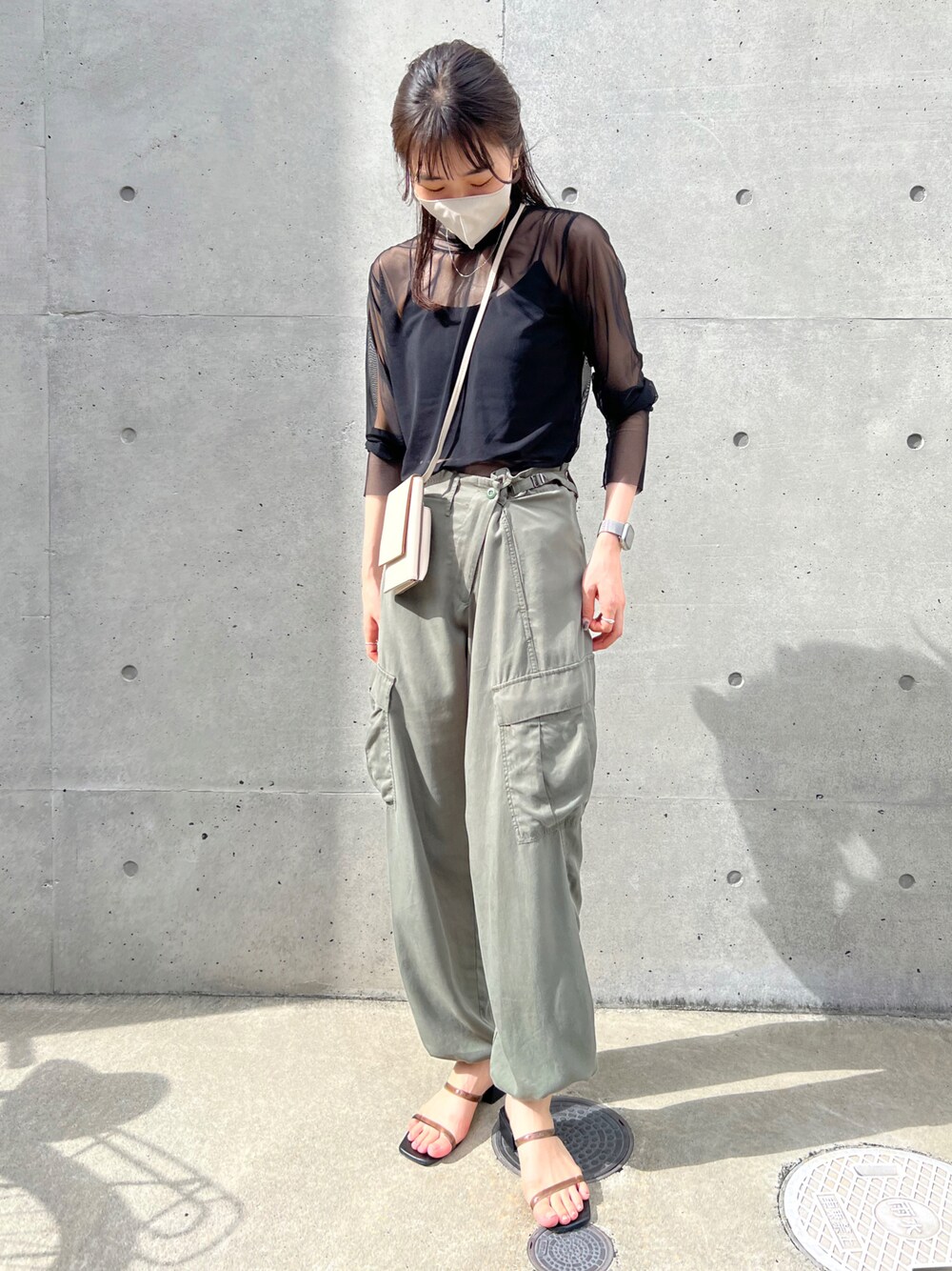 「カーキ、カーゴパンツ、パラシュートパンツ、ブラック、シアートップス、シアー、肌見せ、秋先取りコーデ、秋コーデ、ワークスタイル、お出かけコーデ、秋のコーデ、capricieuxlemage、スマホショルダー、オトナカジュアル」｜「CAPRICIEUX LE'MAGEのシアーハイネックプルオーバー（Tシャツ/カットソー、ブラック系）」を使った、harunaさん（レディース・165cm）の秋コーディネートの1枚目の写真
