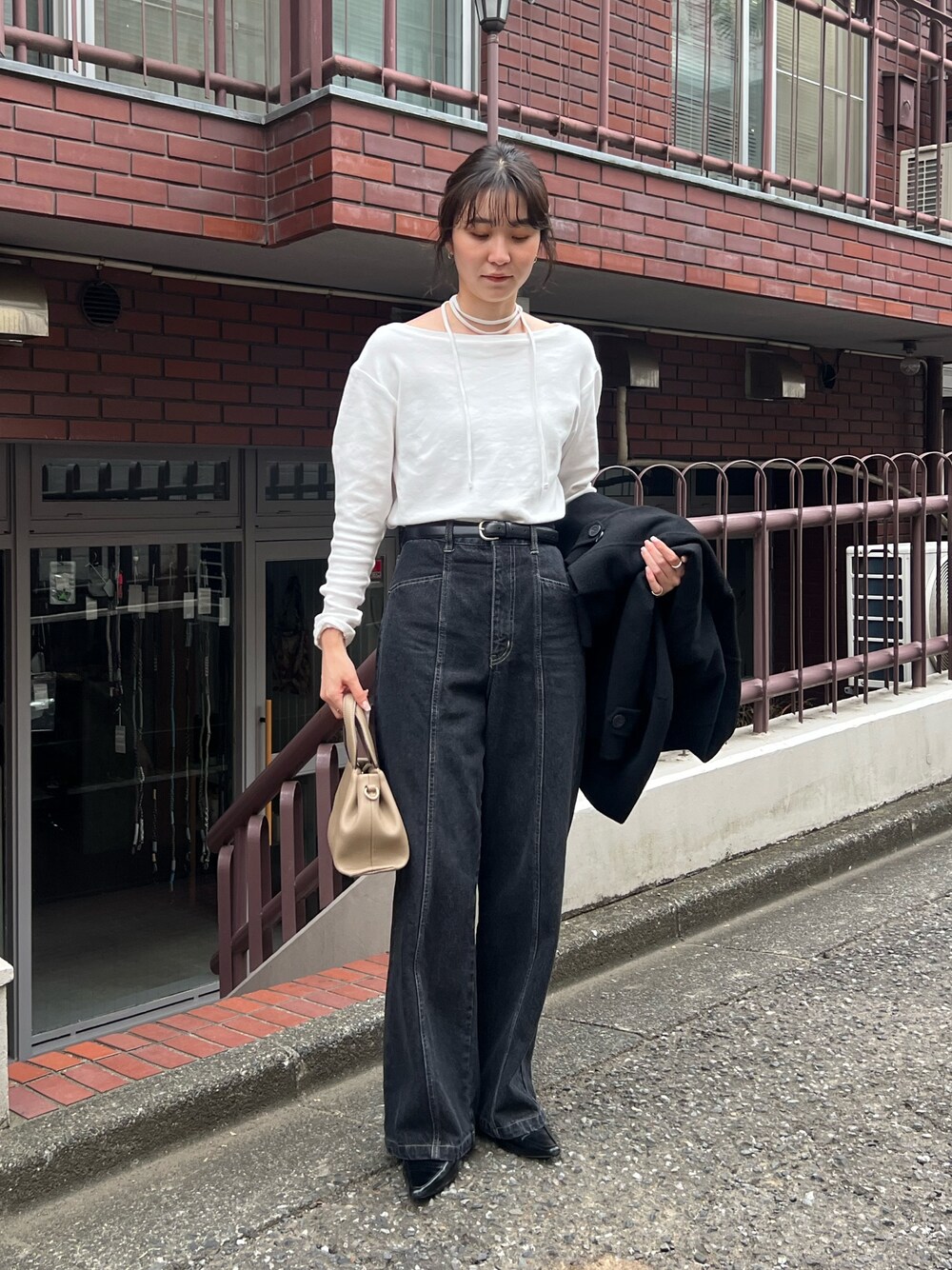 「お出かけコーデ、ロンT、デニム、デニムコーデ、オトナカジュアル、きれいめカジュアル、コート、骨格ナチュラル、シンプルコーデ」｜「CAPRICIEUX LE'MAGEのセンター切替デニム（デニムパンツ、ブラック系）」を使った、harunaさん（レディース・165cm）の秋コーディネートの1枚目の写真