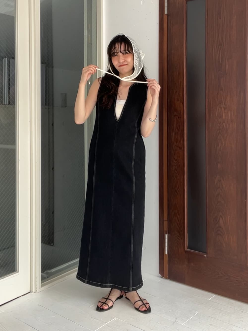 「モノトーン、サンダル、お出かけコーデ、デートコーデ、ワンピース、きれいめカジュアル、デニム、初夏コーデ、着回しコーデ、オトナカワイイ、きれいめコーディネート、ヘルシーコーデ、ラクチンコーデ、韓国っぽ、大人女子」｜「CAPRICIEUX LE'MAGEのIラインデニムワンピース（ワンピース、ブラック系）」を使った、harunaさん（レディース・165cm）の春コーディネートの1枚目の写真