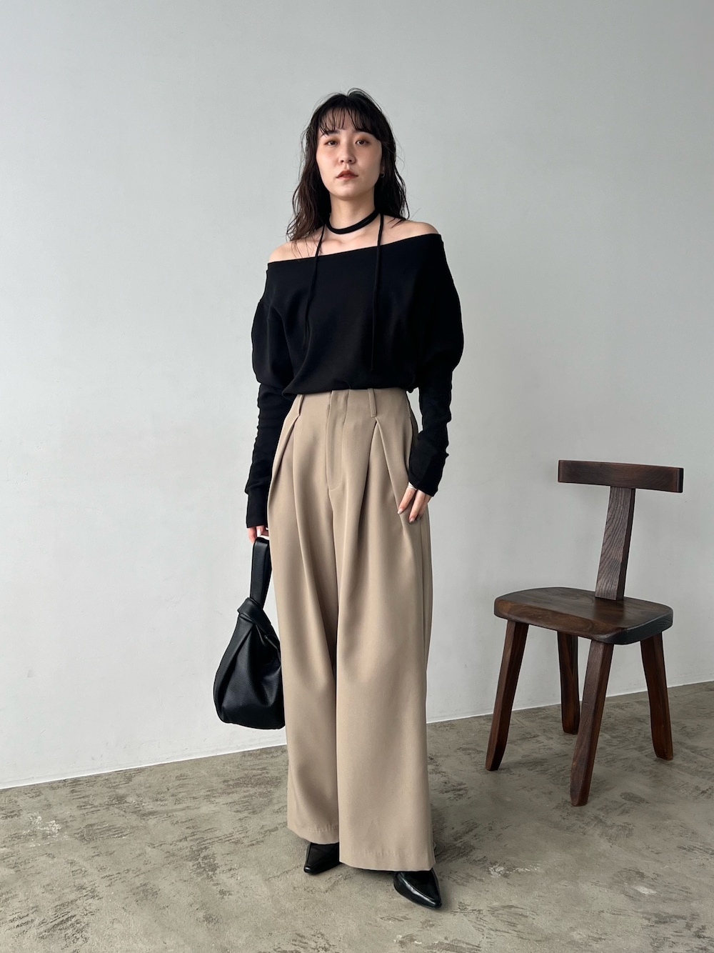 「チョーカー、ボートネック、ロンT、Tシャツ、お出かけコーデ、大人カジュアル、大人カジュアルコーデ、キレイめ、シンフルコーデ、骨格ナチュラル」｜「CAPRICIEUX LE'MAGEの【低身長サイズあり】3Dタックパンツ（その他パンツ、ベージュ系）」を使った、harunaさん（レディース・165cm）の秋コーディネートの1枚目の写真