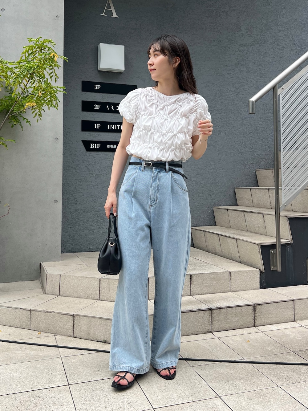 「サンダル、白Tシャツ、デートコーデ、きれいめカジュアル、夏コーデ、韓国ファッション、おでかけコーデ、夏服コーデ、オトナカジュアル、パンツコーデ、大人可愛い、春夏コーデ、シンプルスタイル、カジュアルスタイル、カラーコーデ」｜「CAPRICIEUX LE'MAGEのタックワイドデニム（デニムパンツ、ブルー系）」を使った、harunaさん（レディース・165cm）の夏コーディネートの1枚目の写真