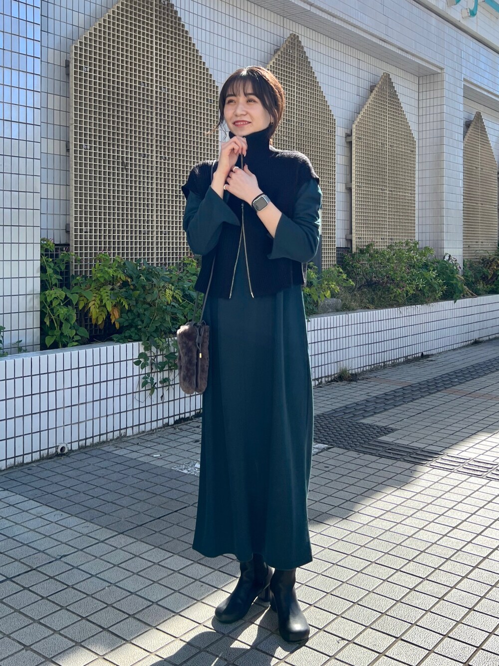 「ハーフジップ、ハーフジップニット、ベスト、ワンピース、レイヤードスタイル、高身長女子、ショート丈、ブーツ」｜「CAPRICIEUX LE'MAGEのスクエアネックカットワンピース（ワンピース、グリーン系）」を使った、harunaさん（レディース・165cm）の秋コーディネートの1枚目の写真