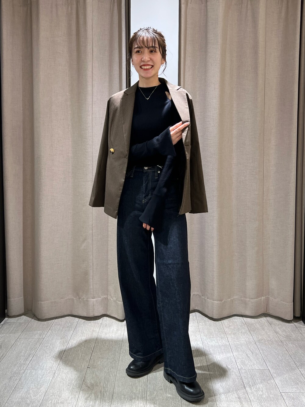 「大人カジュアル、きれいめカジュアル、秋冬コーデ、ジャケット、ジャケットスタイル、オフィスカジュアル、パンツスタイル、デニム、ワイドデニム、おだんごヘアー、スリット」｜「CAPRICIEUX LE'MAGEのカットアウトリブTシャツ（Tシャツ/カットソー、ブラック系）」を使った、harunaさん（レディース・165cm）の秋コーディネートの1枚目の写真