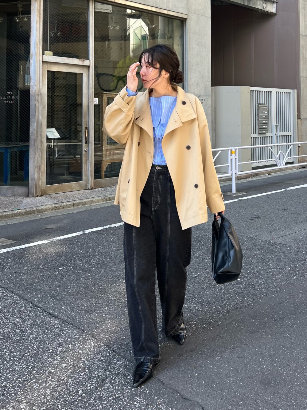 「レイヤードスタイル、デニム、オトナカジュアル、春服コーデ、パンツコーデ、着回しコーデ、きれいめカジュアル、シンプルスタイル、春、楽チンコーデ、大人ファッション、春服、デニムコーデ、ゆるコーデ、春カラー」｜「CAPRICIEUX LE'MAGEのセンター切替デニム（デニムパンツ、ブラック系）」を使った、harunaさん（レディース・165cm）の冬コーディネートの1枚目の写真