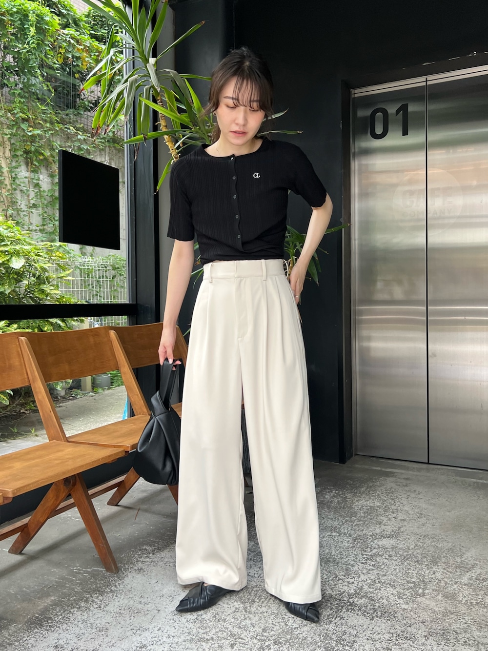 「お出かけコーデ、秋服準備はじめました、モノトーン、ミュール、休日スタイル、カシュクール、リブニット、パンツスタイル、オトナカジュアル、きれいめカジュアル、シンプルコーデ」｜「CAPRICIEUX LE'MAGEのサイドホールラインパンツ（その他パンツ、ホワイト系）」を使った、harunaさん（レディース・165cm）の夏コーディネートの1枚目の写真