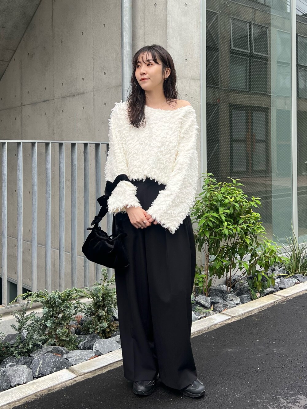 「お出かけコーデ、フリンジ、ボートネック、ニット、ニットコーデ、ワイドパンツ、大人カジュアル、きれいめカジュアル、秋服、シンプルコーデ」｜「CAPRICIEUX LE'MAGEのベロアリボンバッグ（ショルダーバッグ、ブラック系）」を使った、harunaさん（レディース・165cm）の秋コーディネートの1枚目の写真