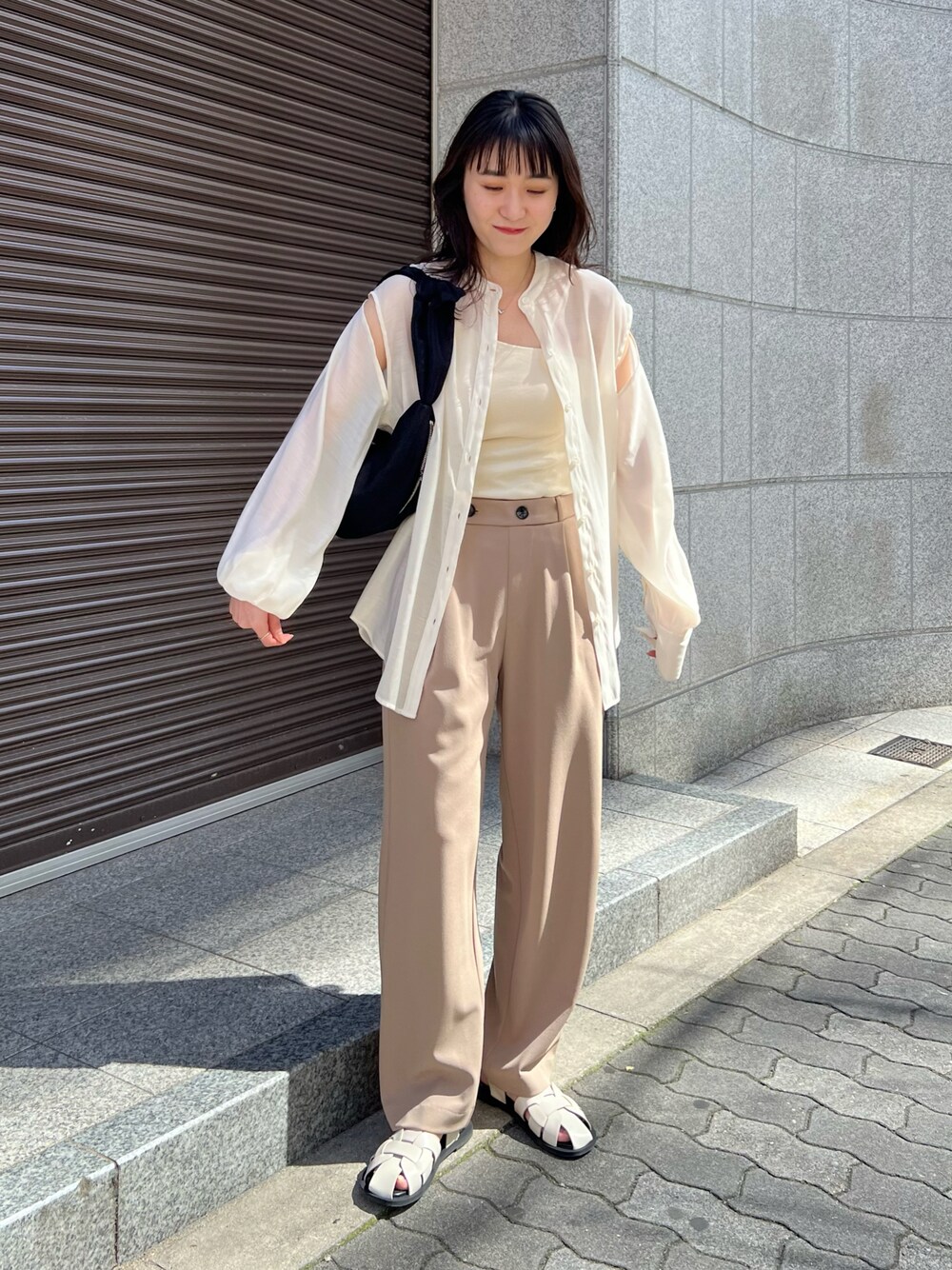 「オトナ女子、おでかけコーデ、春服コーデ、休日スタイル、きれいめカジュアル、ゆるコーデ、ベージュ、ワントーンコーデ、淡色コーデ、スリット、パンツスタイル、シアーシャツ」｜「CAPRICIEUX LE'MAGEのカットジョーゼットパンツ（その他パンツ、ベージュ系）」を使った、harunaさん（レディース・165cm）の春コーディネートの1枚目の写真