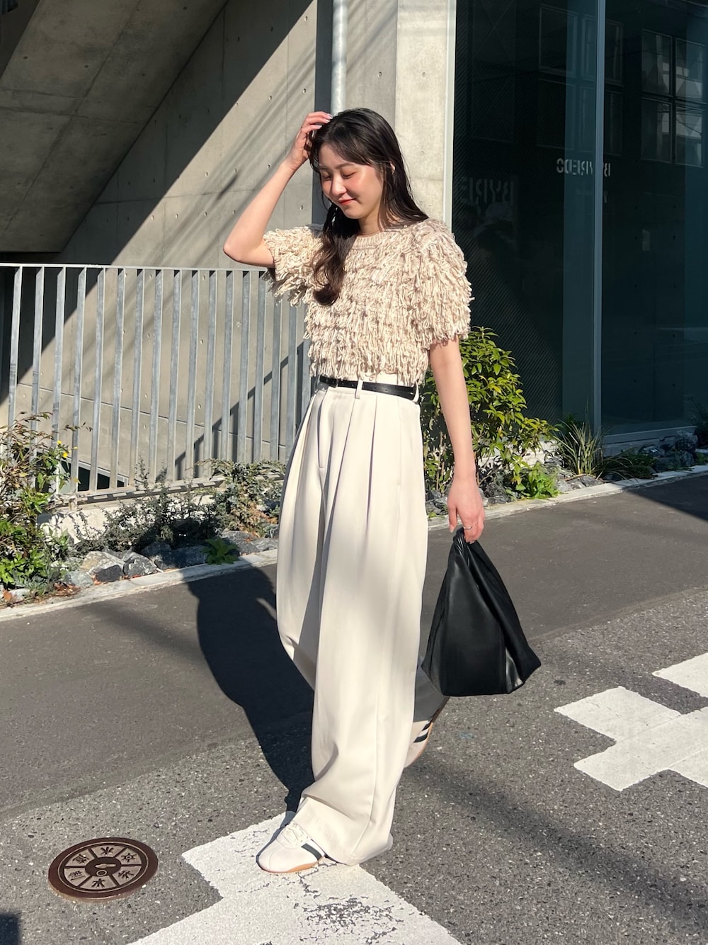 「大人カジュアル、最近のいい感じコーデ、リボン、春夏コーデ、シンプルコーデ、レイヤードスタイル、きれいめカジュアル、大人女子、春、カジュアルコーデ、キレイめ、オトナカジュアル、今日のコーデ、パンツスタイル」｜「CAPRICIEUX LE'MAGEのループフリンジ半袖プルオーバー（ニット/セーター、ベージュ系）」を使った、harunaさん（レディース・165cm）の春コーディネートの1枚目の写真