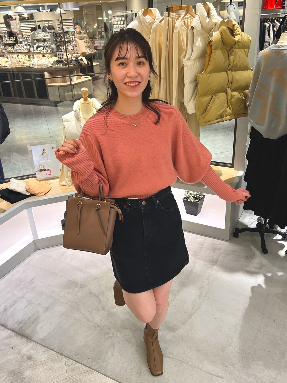 「カジュアルコーデ、ピンク、ピンクコーデ、パフスリーブ、ミニスカート、デニムスカート、きれいめカジュアル、ショート丈トップス、ブラウン、トレンド、ロングスリーブ」｜「CAPRICIEUX LE'MAGEの保温パフットニット（ニット/セーター、ピンク系）」を使った、harunaさん（レディース・165cm）の秋コーディネートの1枚目の写真