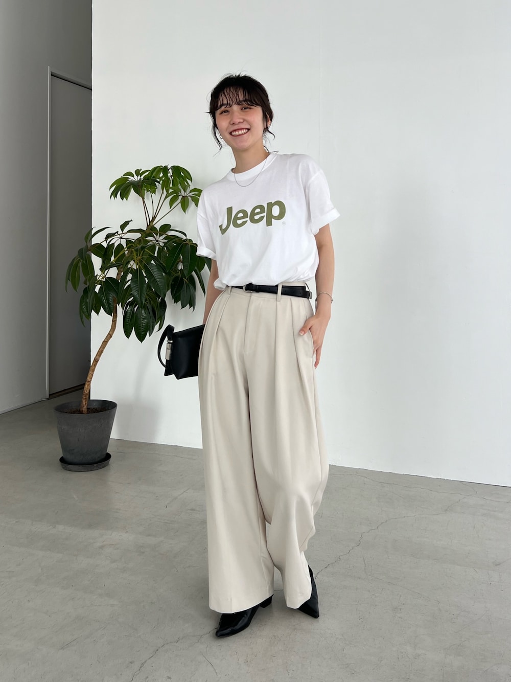 「最近のいい感じコーデ、大人カジュアル、春夏コーデ、シンプルコーデ、きれいめカジュアル、休日スタイル、大人女子、カジュアルコーデ、ラクチンコーデ、夏ファッション、春カラー、休日、オトナカジュアル、トレンド、パンツスタイル」｜「GOOD ROCK SPEEDの〈GOOD ROCK SPEED〉JEEP Tシャツ（Tシャツ/カットソー、ホワイト系）」を使った、harunaさん（レディース・165cm）の春コーディネートの1枚目の写真