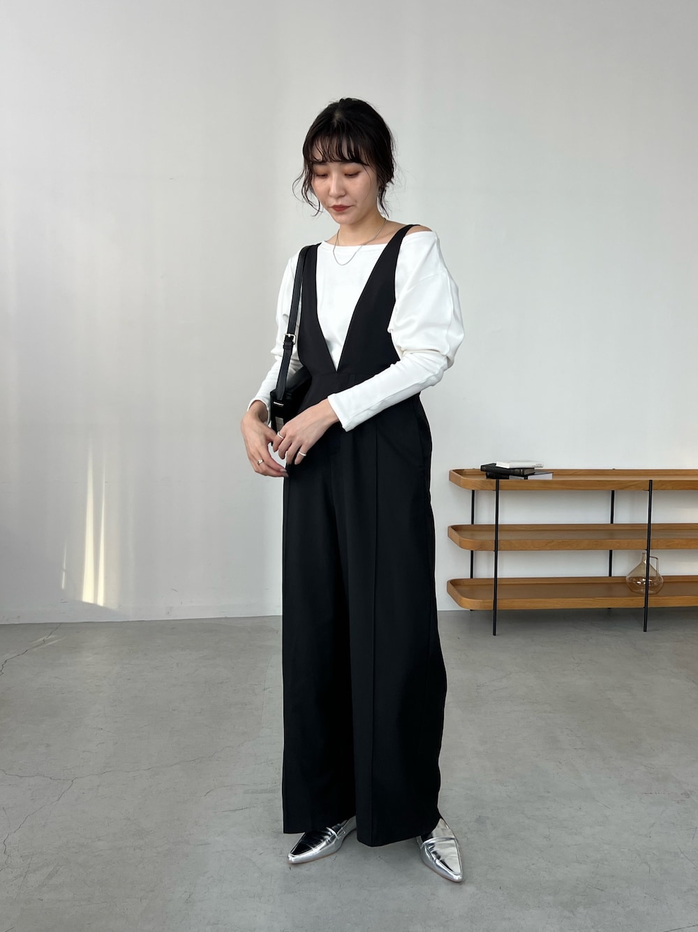 「レイヤードスタイル、チュール、お出かけコーデ、秋コーデ、ロンT、Tシャツ、ロンパース、ロンパースコーデ、骨格ナチュラル、ローフォー」｜「CAPRICIEUX LE'MAGEの【完売カラー追加予約受付中】【shio企画】チョーカーボートネックロンＴ（Tシャツ/カットソー、ホワイト系）」を使った、harunaさん（レディース・165cm）の秋コーディネートの1枚目の写真