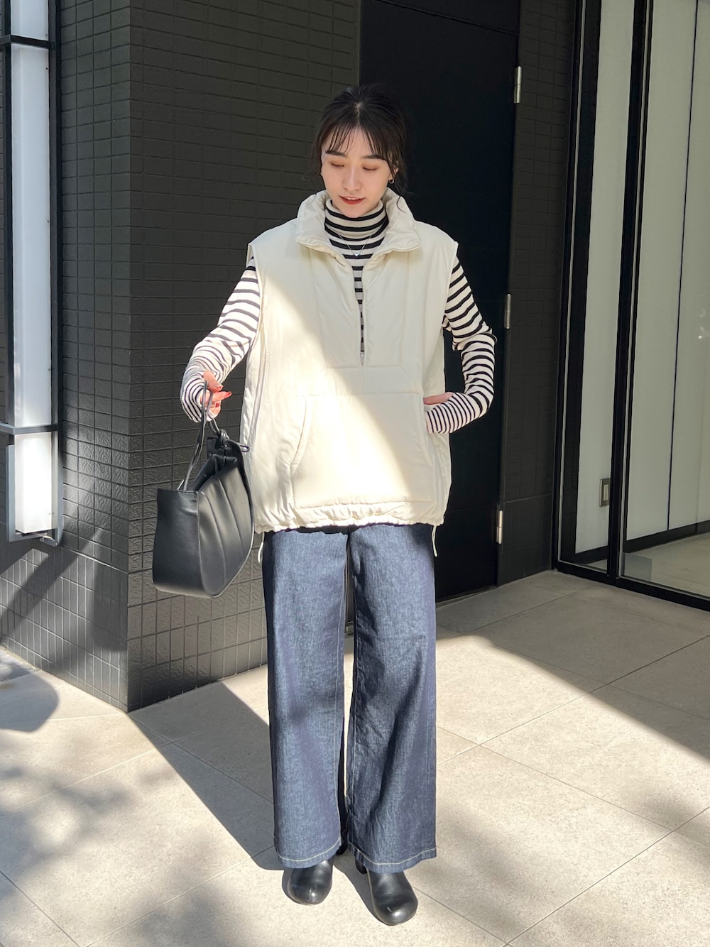 「カジュアルコーデ、ボーダー、ハイネック、ニット、ベスト、ダウンベスト、レイヤードスタイル、デニム、ワイドパンツ、大人カジュアル、きれいめカジュアル、シンプルコーデ」｜「CAPRICIEUX LE'MAGEの中綿ハーフジップベスト（ダウンベスト、ホワイト系）」を使った、harunaさん（レディース・165cm）の秋コーディネートの1枚目の写真