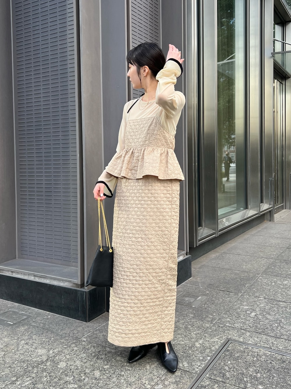「ワンピース、お出かけコーデ、レイヤードスタイル、淡色コーデ、お呼ばれスタイル、お呼ばれ、オケージョン、オケージョンスタイル、セレモニー、二次会コーデ、ぺプラム、シアートップス、キャミワンピ」｜「CAPRICIEUX LE'MAGEの【オケージョンアイテム】【サイズ展開あり】2SETペプラムワンピース（ワンピース/ドレス、ベージュ系）」を使った、harunaさん（レディース・165cm）の冬コーディネートの1枚目の写真