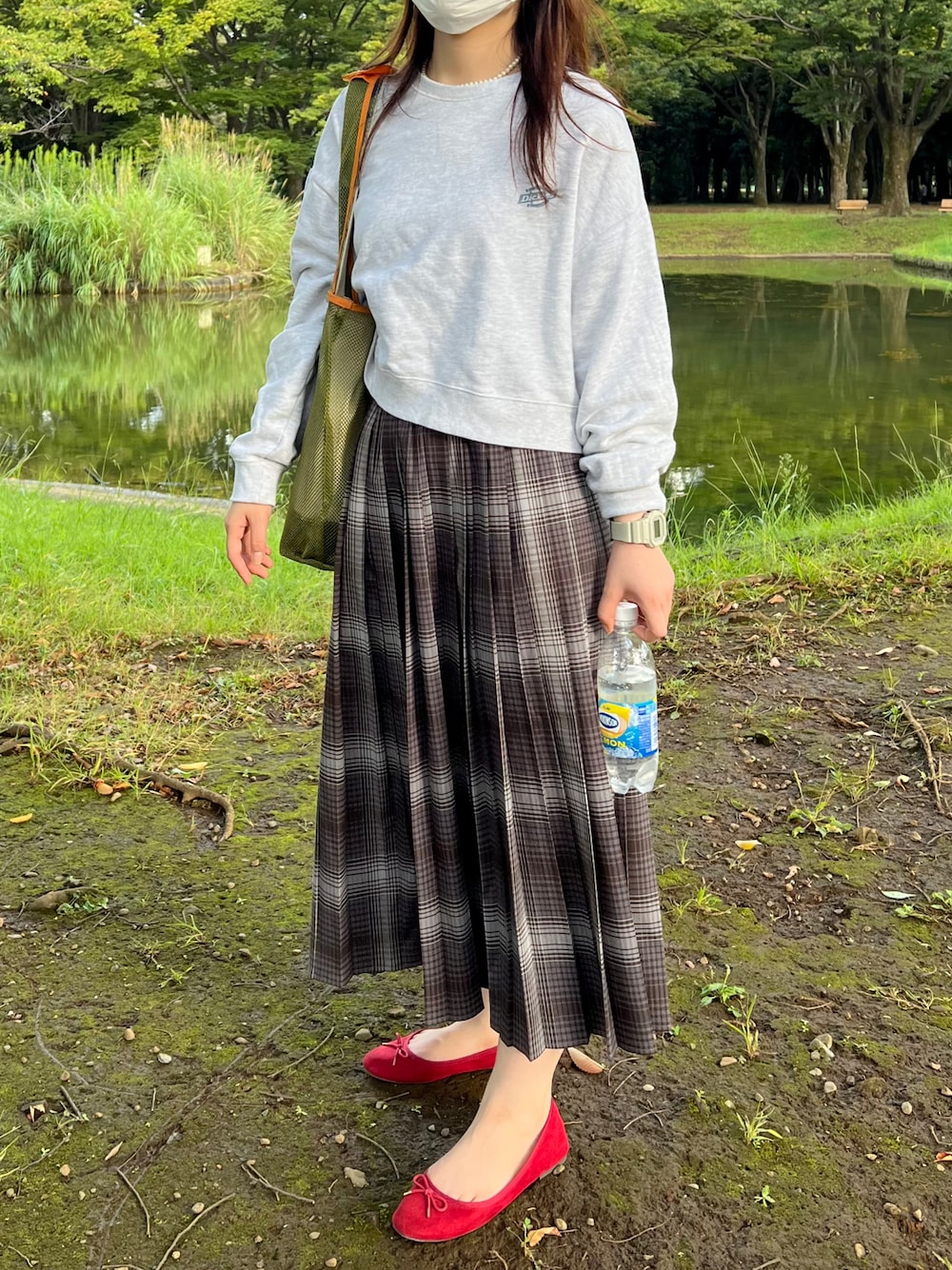「秋ルック紹介するよ、秋コーデ、オトナ女子、休日コーデ、カジュアルコーデ、おしゃれさんと繋がりたい、チェック」｜「URBAN RESEARCH DOORSのチェックプリーツスカート（スカート、グレー系）」を使った、まるみさん（骨格ウェーブ・レディース・159cm）の秋コーディネートの1枚目の写真