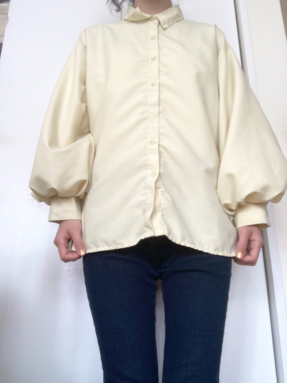 イエロー系のシャツ/ブラウス、ブルー系のデニムパンツを着用したレディースの春コーディネートの1枚目の写真