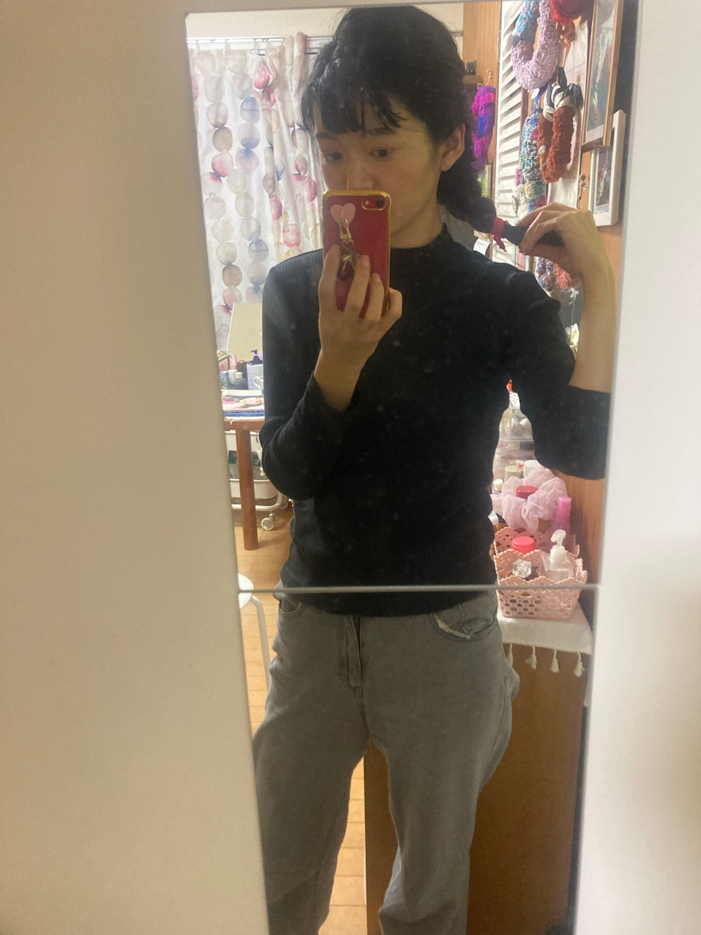 ブラック系のトップスを着用したレディースの秋コーディネートの1枚目の写真