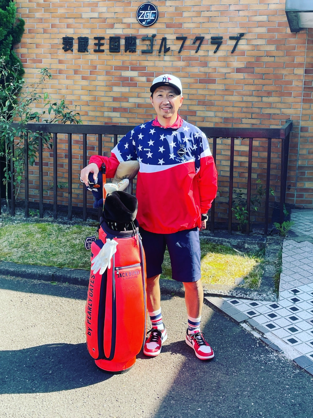 「NIKEのアイテム（スニーカー、レッド系）」を使った、go0013さん（メンズ・169cm）の春コーディネートの1枚目の写真