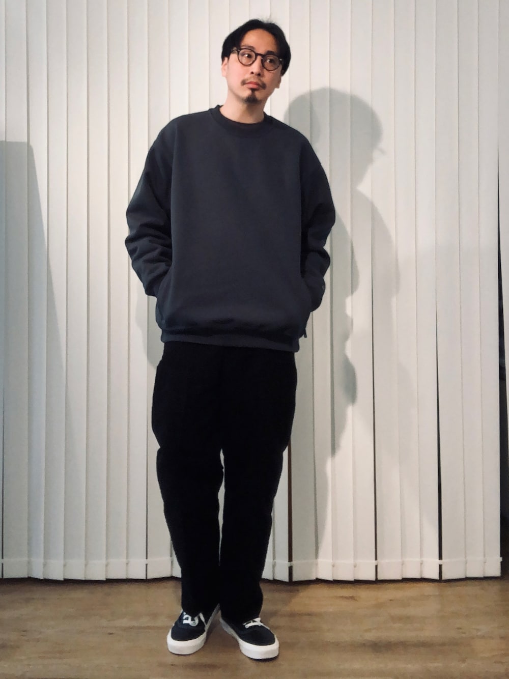 グリーン系のスウェット、ブラック系のその他パンツ、ブラック系のスニーカーを着用したメンズの冬コーディネートの1枚目の写真