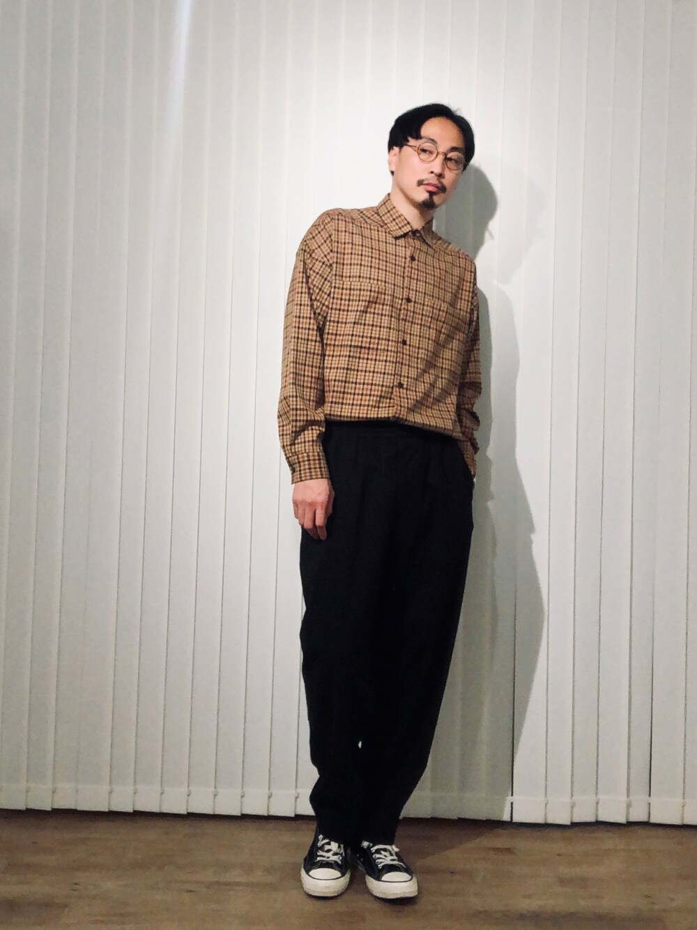 イエロー系のシャツ/ブラウス、ブラック系のパンツ、ブラック系のスニーカーを着用したメンズの秋コーディネートの1枚目の写真