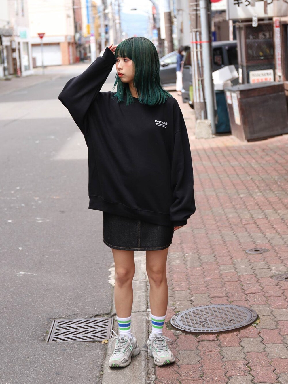 ブラック系のスウェット、グレー系のスニーカーを着用したレディースの冬コーディネートの1枚目の写真