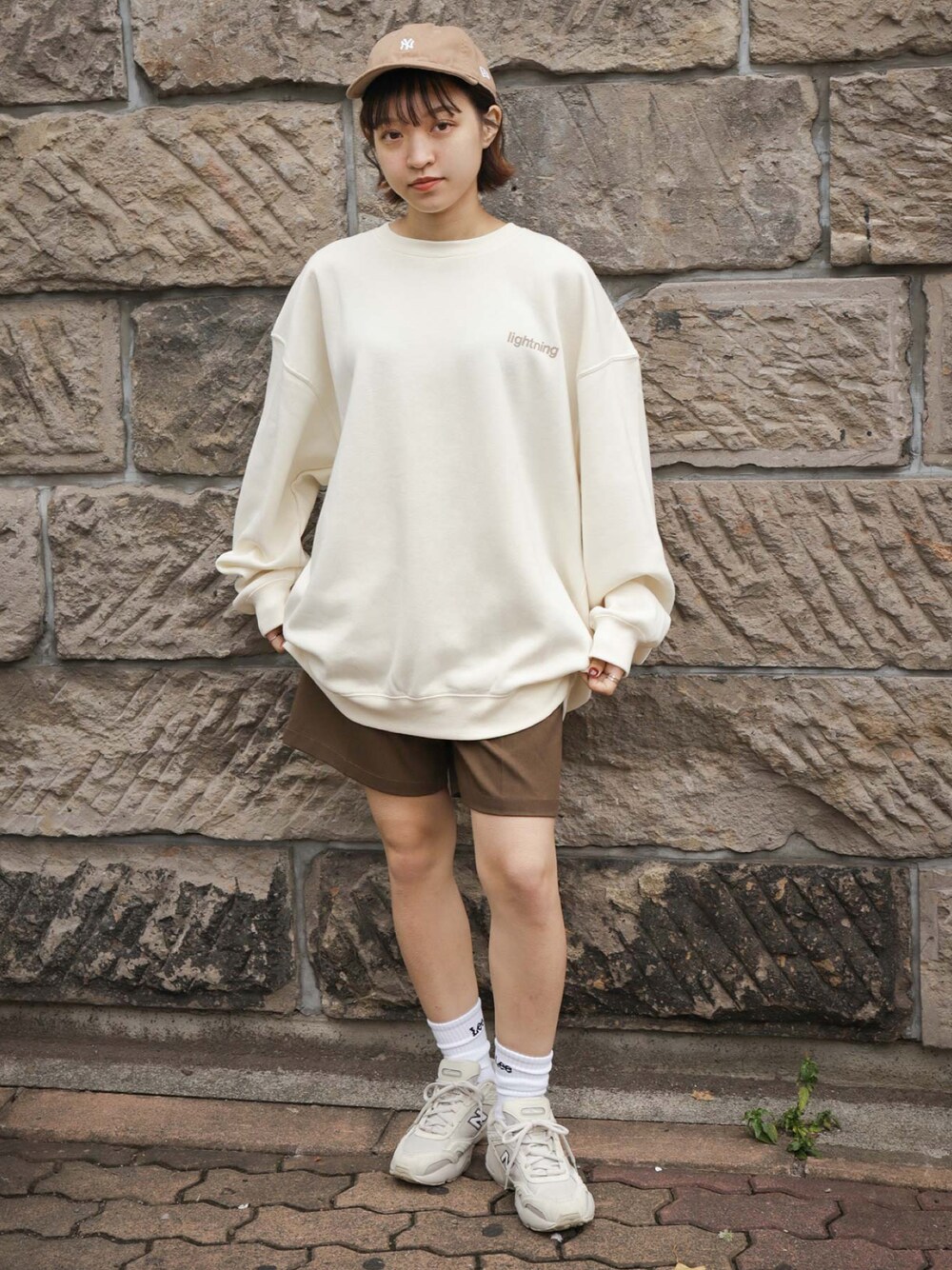 「ファッションを楽しもう、スウェット、ハーフパンツ、ベージュ、スニーカー、スウェットコーデ、シンプルコーデ、休日コーデ、メンズファッション、オーバーサイズ、お洒落さんとつながりたい、メンズライク」｜「NEW ERAのオンスポッツ別注 ニューエラ キャップ 9THIRTY NEW ERA（キャップ、ベージュ系）」を使った、ZIP FIVE【Official】さん（レディース・163cm）の秋コーディネートの1枚目の写真