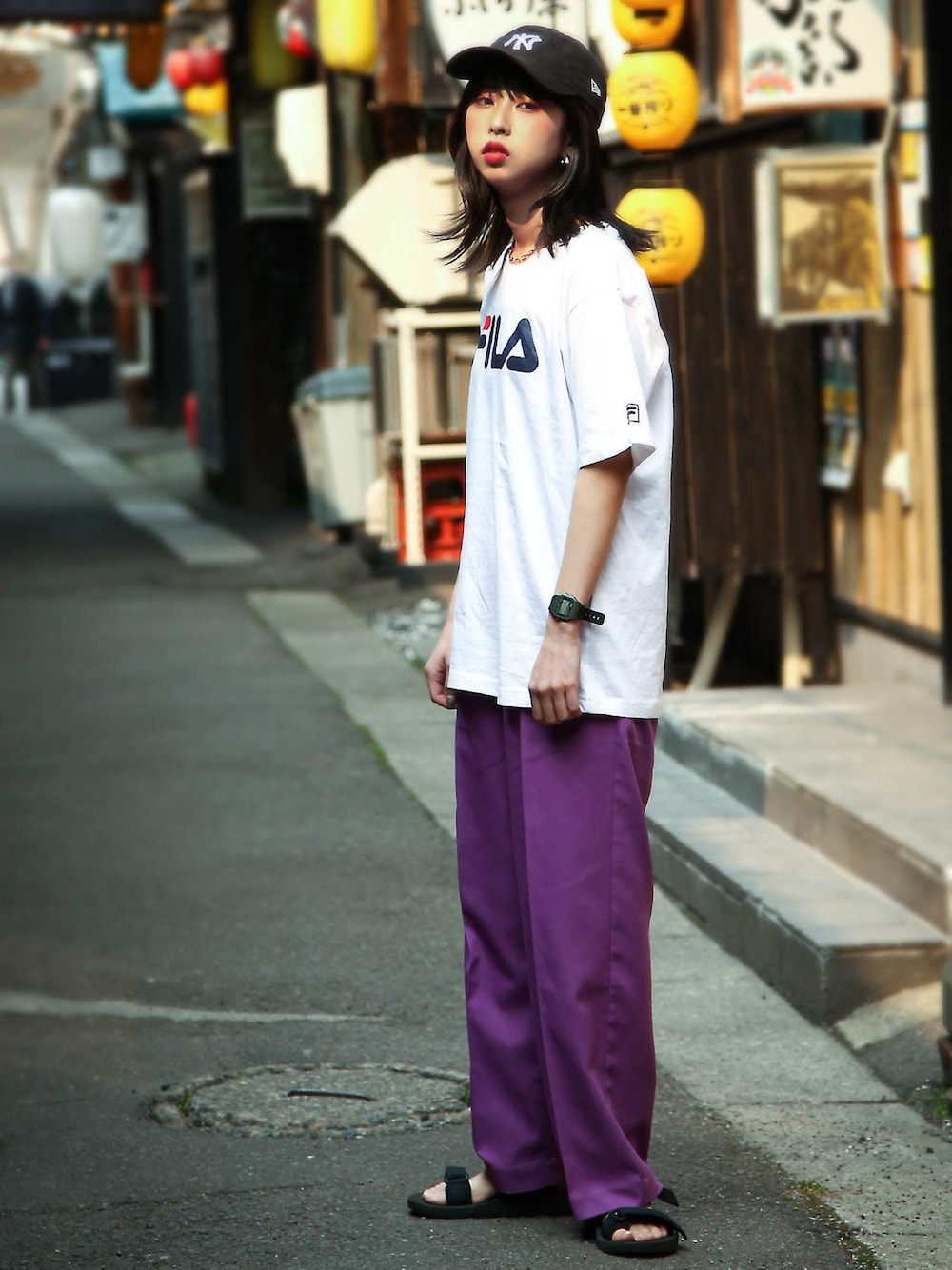 ホワイト系のTシャツ/カットソー、パープル系のスラックス、ブラック系のサンダルを着用したレディースの夏コーディネートの1枚目の写真