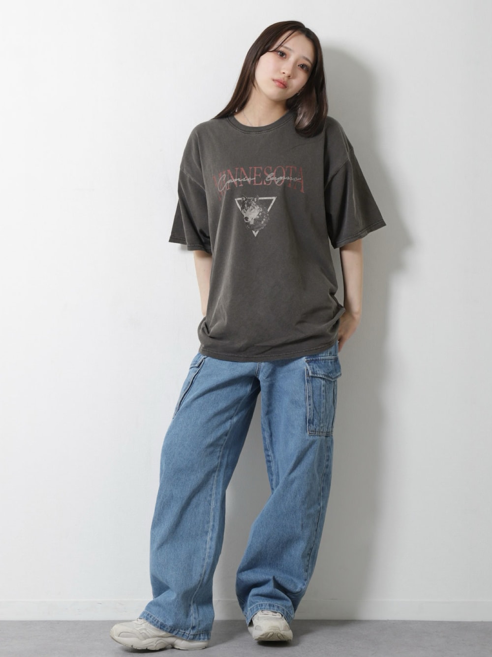 「春のNewスタイル、カジュアルコーデ、古着MIX、リラックススタイル、シンプルコーデ、ootd、カーゴパンツ、ストリートコーデ、ストリートMIX、古着、メンズライク、Tシャツ、韓国ファッション、ストリート、夏コーデ」｜「ZIP FIVEのアソートヴィンテージ風　USAレトロアメリカンルーズTシャツ（Tシャツ/カットソー、ブラック系）」を使った、ZIP FIVE【Official】さん（レディース・160cm）の春コーディネートの1枚目の写真