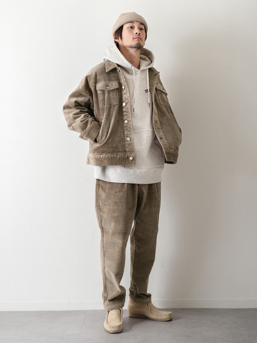 グレー系のデニムジャケット、グレー系のチノパンツ、グレー系のパーカーを着用したメンズの冬コーディネートの1枚目の写真