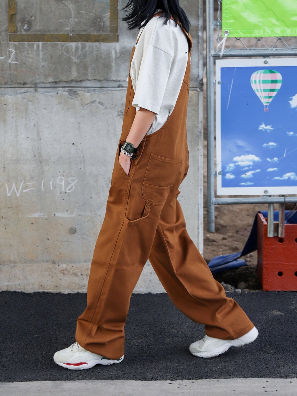 「秋先取りコーデ、お洒落さんとつながりたい、休日コーデ、オーバーオール、白Tシャツ、白スニーカー、ブラウン、秋服準備はじめました、楽チンコーデ、秋冬コーデ、シンプル」｜「ZIP FIVEのストリートロゴ バリエーション半袖Tシャツ　アーチ　カレッジ　バッグプリント【ユニセックス】（Tシャツ/カットソー、ホワイト系）」を使った、ZIP FIVE【Official】さん（レディース・163cm）の秋コーディネートの1枚目の写真