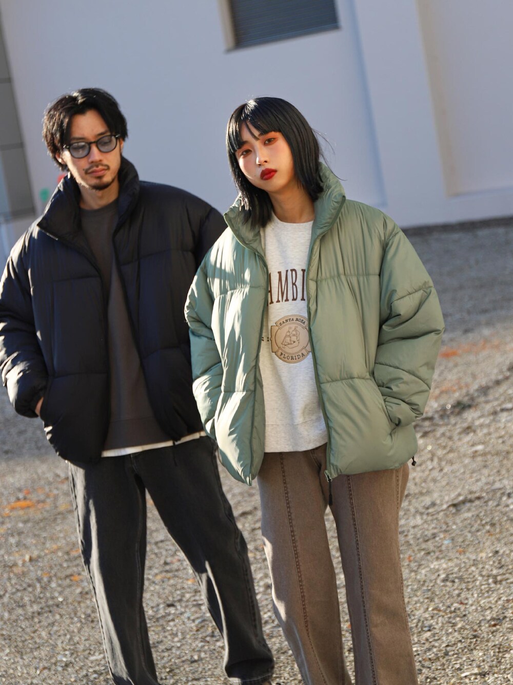 グリーン系のダウンジャケット/コート、ブラック系のダウンジャケット/コートを着用したレディースの冬コーディネートの1枚目の写真