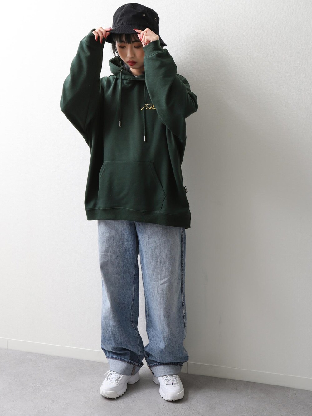 「グリーン、パーカー、デニムパンツ、パーカーコーデ、スニーカー、私の推しブランド、FILA、デニム、ストリート、ストリート女子、低身長女子、バケットハット、学生、おすすめ」｜「FILAの【WEB限定】【FILA】 ワンポイント刺繍ユニセックスビッグシルエットパーカー【ユニセックス】【別注】（パーカー、グリーン系）」を使った、ZIP FIVE【Official】さん（レディース・164cm）の冬コーディネートの1枚目の写真