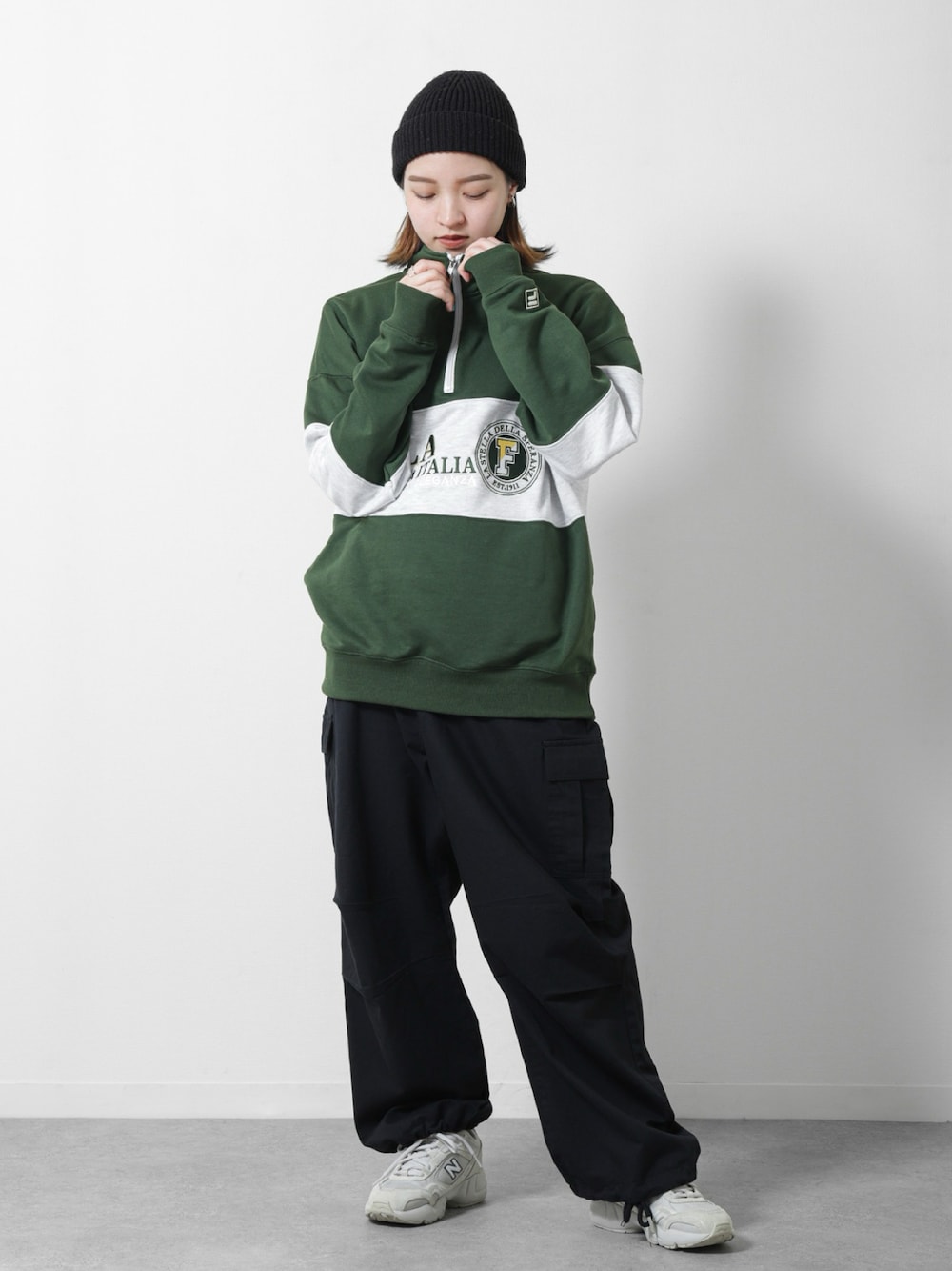 「カジュアルコーデ、ootd、春コーデ、韓国ファッション、カジュアル、古着コーデ、ストリートMIX、メンズライク、カーゴパンツ、ストリート、ストリートコーデ、スウェット、ハーフジップ、ロゴスウェット、古着MIX」｜「ZIP FIVEのニットキャップ/リブ（ニットキャップ/ビーニー、ブラック系）」を使った、ZIP FIVE【Official】さん（レディース・162cm）の冬コーディネートの1枚目の写真