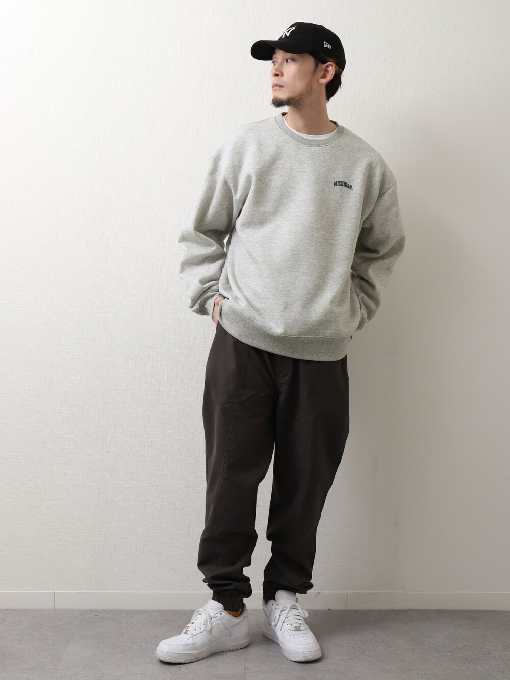 グレー系のスウェット、ブラック系のスウェットパンツ、ホワイト系のスニーカーを着用したメンズの冬コーディネートの1枚目の写真