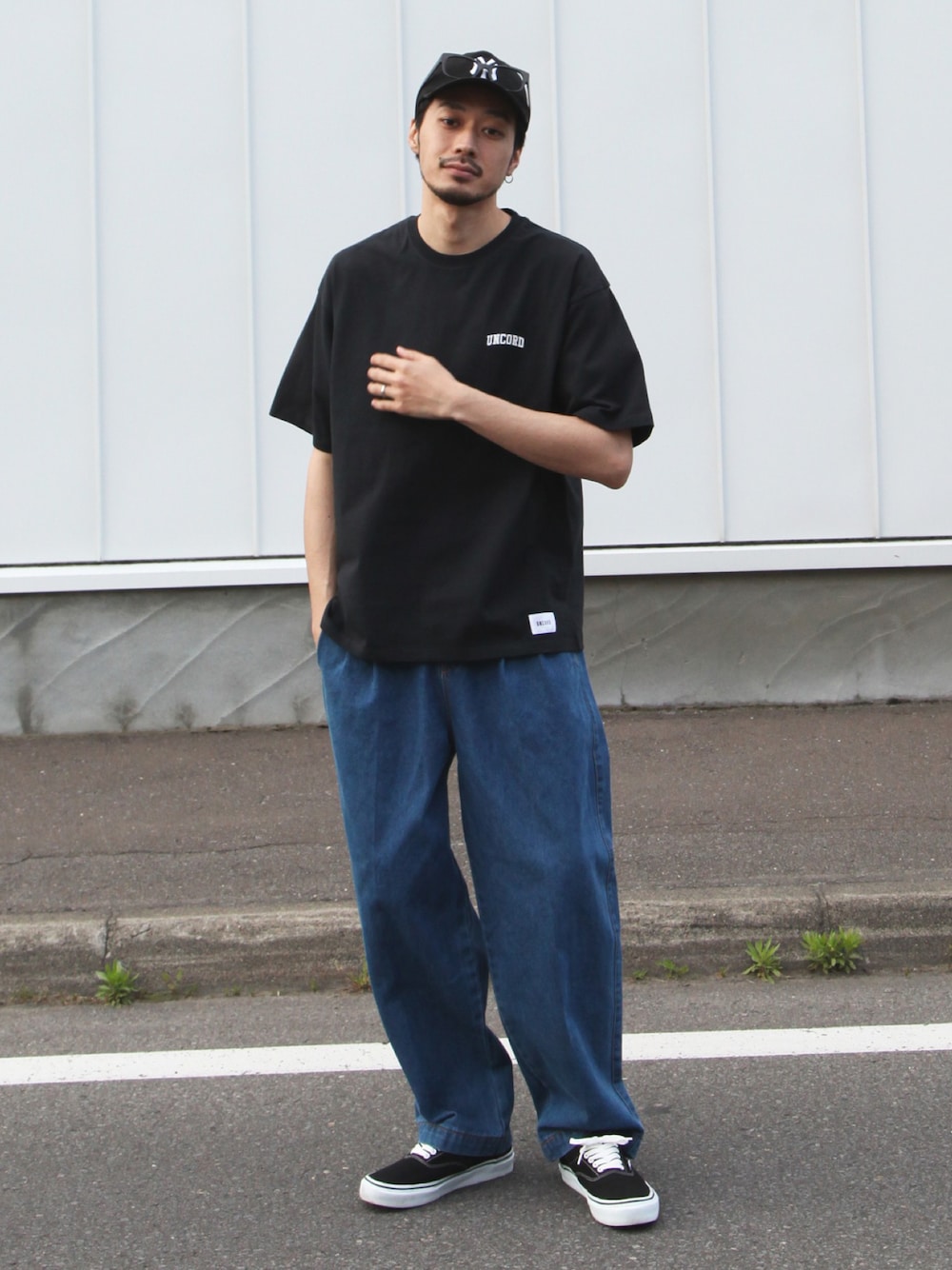 ブルー系のチノパンツ、ブラック系のスニーカー、ブラック系のTシャツ/カットソーを着用したメンズの夏コーディネートの1枚目の写真