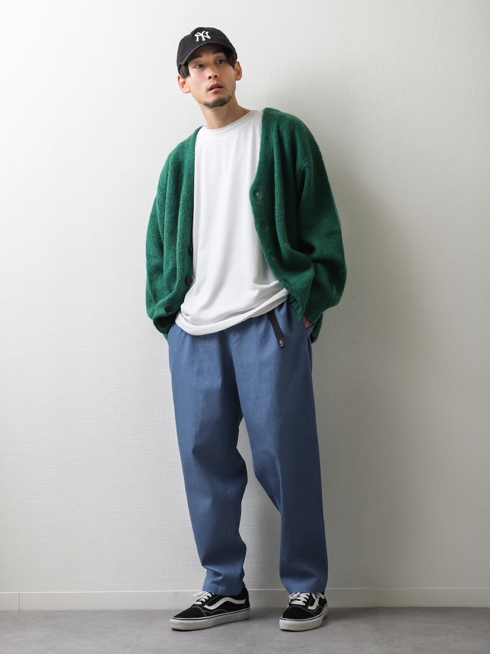 ホワイト系のTシャツ/カットソー、グリーン系のカーディガン/ボレロ、ブルー系のチノパンツを着用したメンズの春コーディネートの1枚目の写真