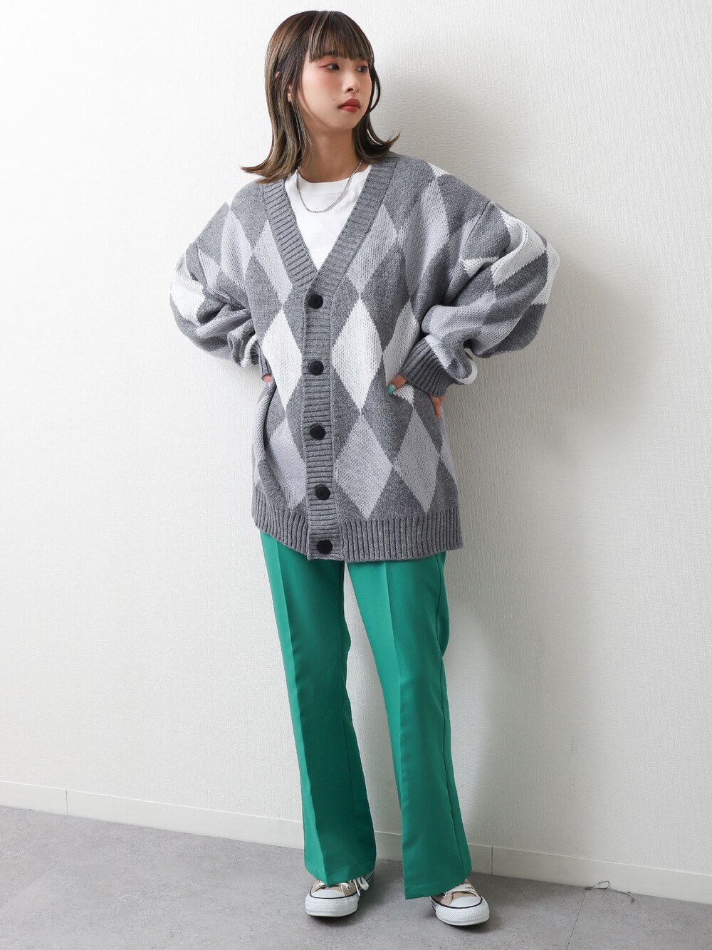 グレー系のカーディガン/ボレロ、ベージュ系のスニーカーを着用したレディースの春コーディネートの1枚目の写真