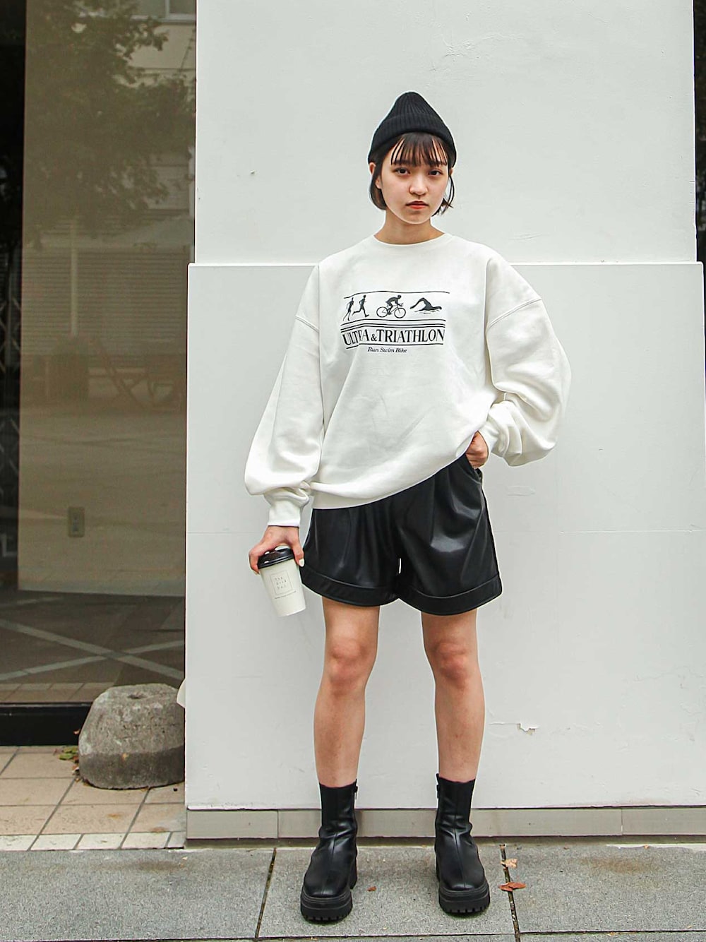 「ファッションを楽しもう、カジュアルコーデ、スウェット、スウェットコーデ、ホワイト、レザーパンツ、ブーツ、休日コーデ、オーバーサイズ、秋服コーデ、秋のコーデ、冬コーデ」｜「ZIP FIVEのニットキャップ/リブ（ニットキャップ/ビーニー、ブラック系）」を使った、ZIP FIVE【Official】さん（レディース・163cm）の秋コーディネートの1枚目の写真