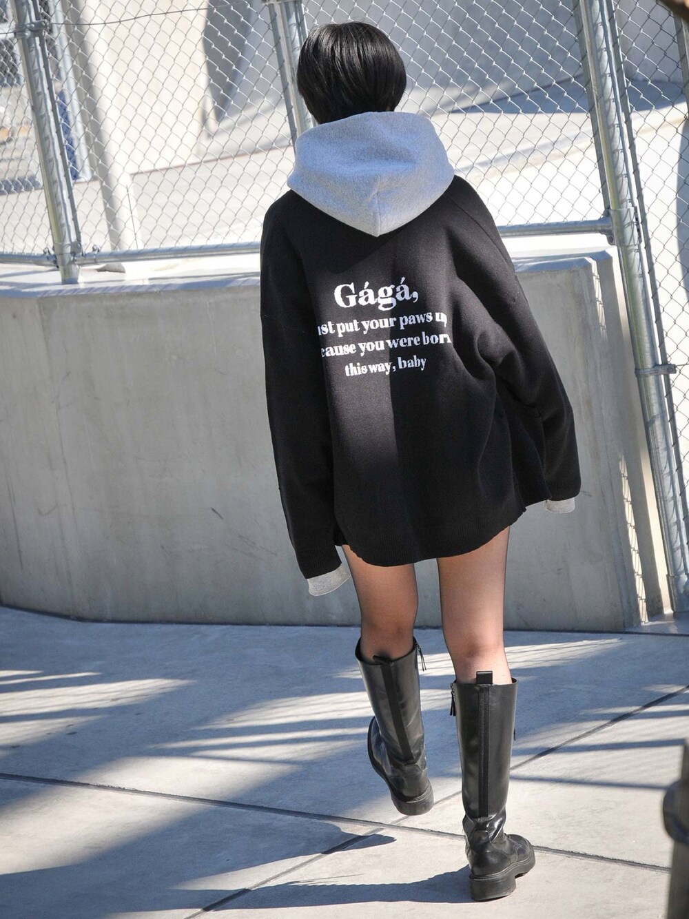 グレー系のパーカー、ブラック系のカーディガン/ボレロを着用したレディースの春コーディネートの1枚目の写真