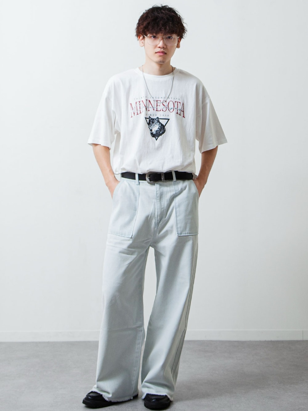 「ローファー、カジュアルコーデ、メンズコーデ、デニムコーデ、休日コーデ、シンプルコーデ、キレイめ、outfit、今日のコーデ、90'sスタイル、古着コーデ、白Tシャツ、メンズファッション、ロゴT、ootd」｜「ZIP FIVEのアソートヴィンテージ風　USAレトロアメリカンルーズTシャツ（Tシャツ/カットソー、ホワイト系）」を使った、ZIP FIVE【Official】さん（メンズ・175cm）の春コーディネートの1枚目の写真