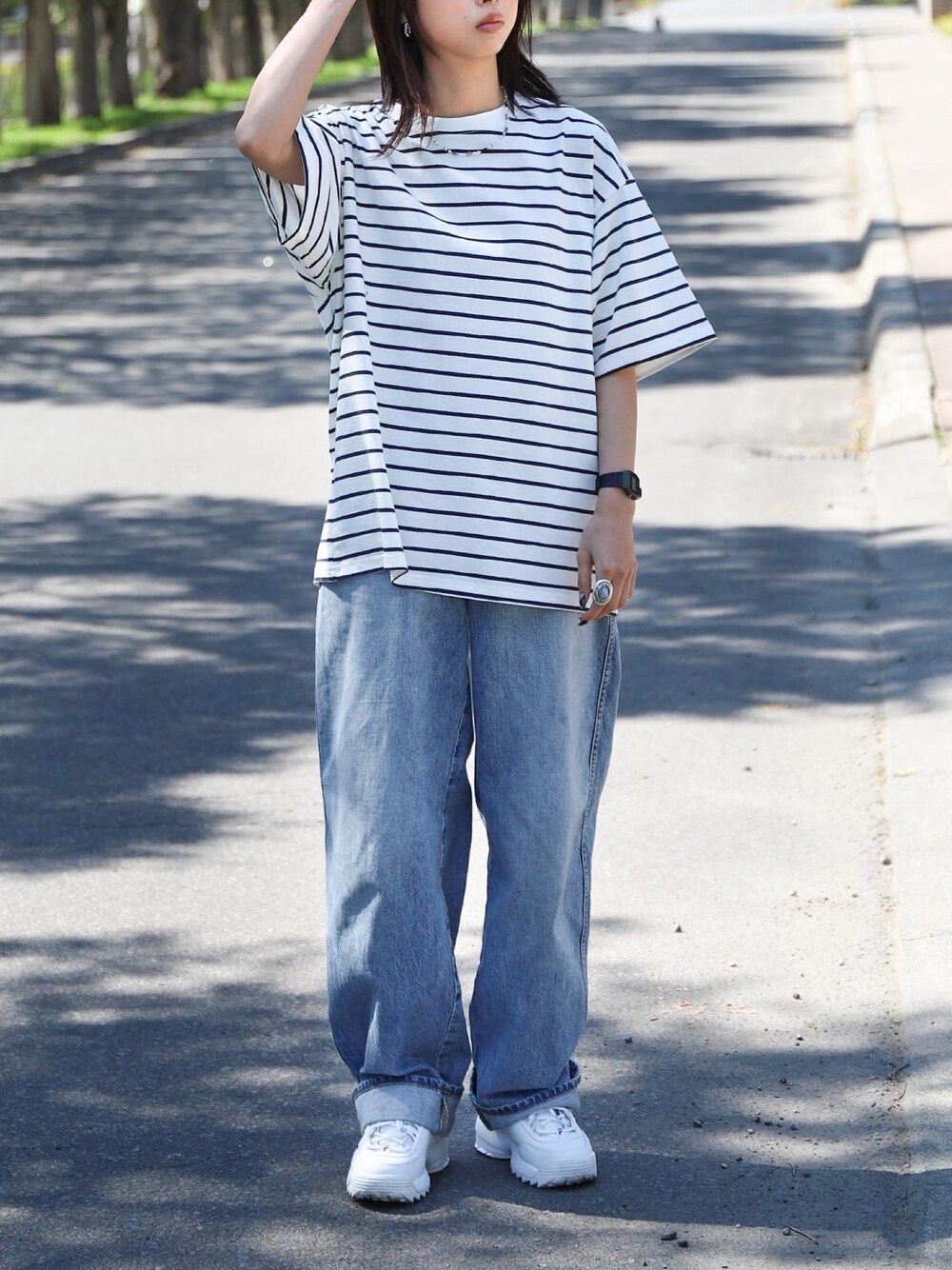 ホワイト系のTシャツ/カットソー、ブルー系のチノパンツ、ホワイト系のスニーカーを着用したレディースの夏コーディネートの1枚目の写真