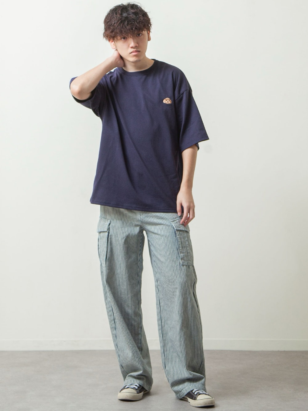 「大人カジュアル、休日スタイル、春服、カーゴパンツ、プチプラ、シンプルスタイル、メンズファッション、春夏コーデ、スニーカー、ワイドパンツ、Tシャツ、カジュアル、ootd、夏コーデ、outfit」｜「ZIP FIVEの【ZIP ZOO】動物ワンポイント刺繍半袖Tシャツ/ネコ/柴イヌ/クマ（Tシャツ/カットソー、ブルー系）」を使った、ZIP FIVE【Official】さん（メンズ・175cm）の春コーディネートの1枚目の写真