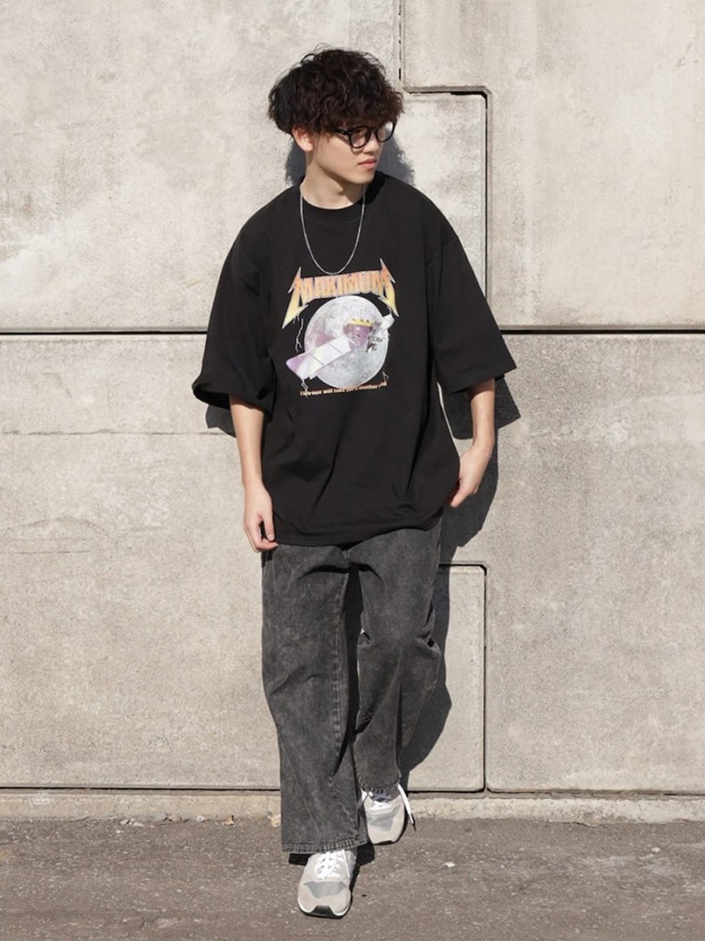 「カジュアルコーデ、メガネ男子、メンズコーデ、韓国ファッション、メンズファッション、古着コーデ、Tシャツ、バンドT、ootd、プリントT、vintage、ヴィンテージ、ストリート、ストリートコーデ、古着MIX」｜「ZIP FIVEのケミカルウォッシュデニムバルーンパンツ（デニムパンツ、ブラック系）」を使った、ZIP FIVE【Official】さん（メンズ・175cm）の春コーディネートの1枚目の写真
