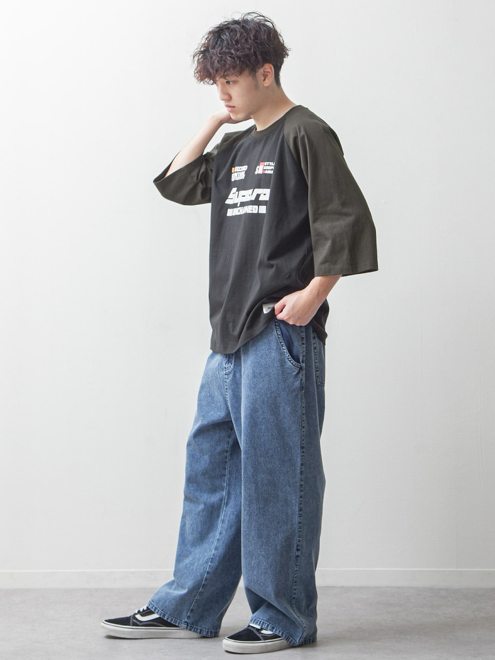 「休日スタイル、スニーカー、スニーカーコーデ、韓国ファッション、古着MIX、アメカジ、ストリート、ストリートコーデ、ootd、outfit、春コーデ、夏コーデ、メンズファッション、ワイドパンツ、カジュアル」｜「UNCORDの【UNCORD】vintage design logo raglan T-shirt／ワンポイント胸ロゴラグラン7分袖ビッグTシャツ（Tシャツ/カットソー、グレー系）」を使った、ZIP FIVE【Official】さん（メンズ・175cm）の春コーディネートの1枚目の写真