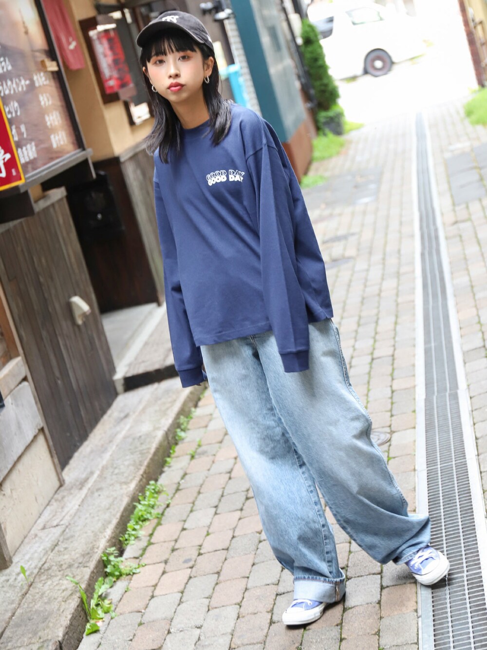 ブルー系のTシャツ/カットソー、ブルー系のチノパンツ、ブルー系のスニーカーを着用したレディースの夏コーディネートの1枚目の写真